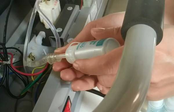 Máy chạy hiện bình dầu có phải báo lỗi tra dầu băng tải không