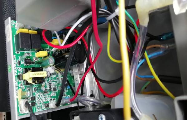 Máy chạy bộ bị hư hỏng khách hàng hỏi thay bo mạch vì sao